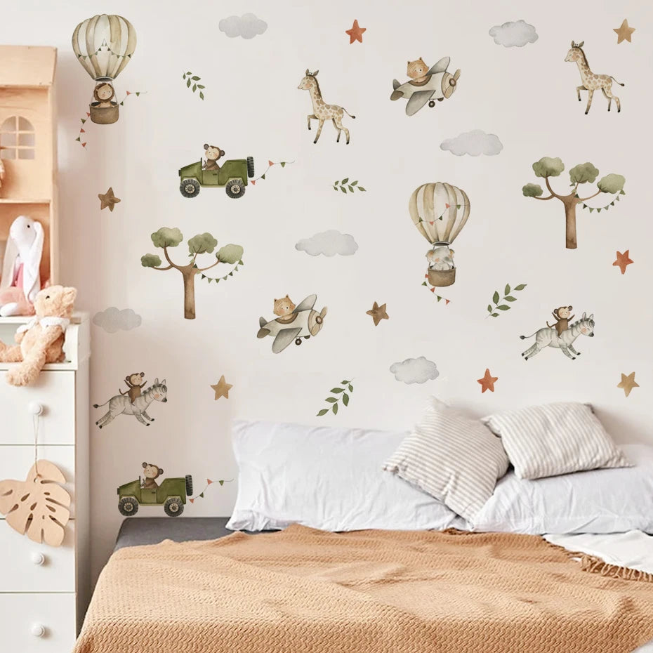 Kidslands® | Stickers Muraux ludique Aquarelle avec Montgolfière, Avion, Animaux & Arbres – Déco Murale Enfant & Bébé