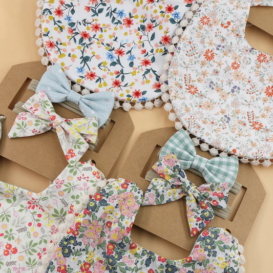 Kidslands® | Lot de 1 Bavoir Réversible Bandana Bébé - Motifs Fleuris + 2 Bandeaux Cheveux Assortis