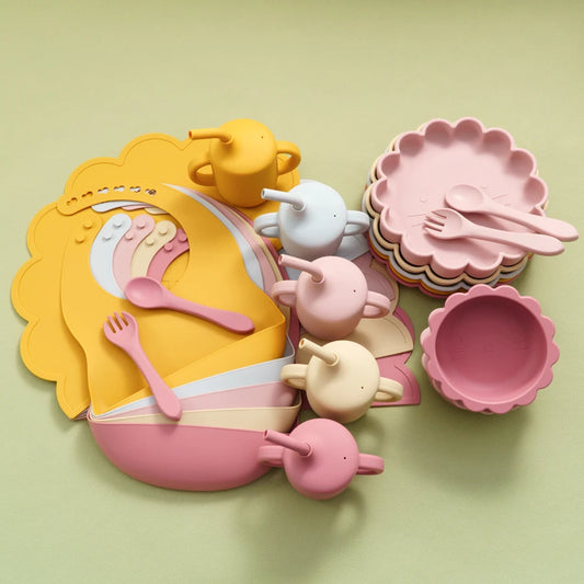 Kidslands® - Set Repas Bébé 7 pièces en Silicone – sans BPA - Set de table, Bol, Assiette, Cuillère, Fourchette, Gobelet & Bavoir Ajustable