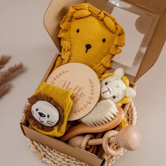Kidslands® | Coffret Naissance 6 Pièces – Doudou gaze de coton, hochet bois, accessoires bébé
