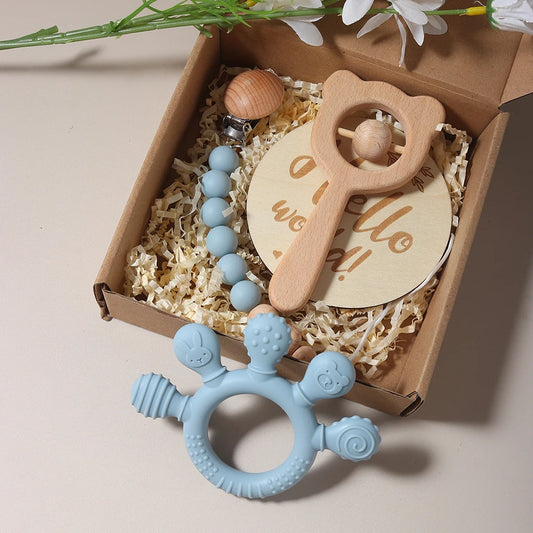 Kidslands® | Coffret Cadeau Bébé - 4 Pièces - Hochet bois ours, anneau dentition & attache-tétine