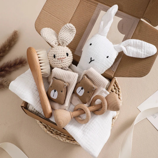 Kidslands® | Coffret Naissance 6 Pièces – Doudou gaze de coton, hochet bois, accessoires bébé