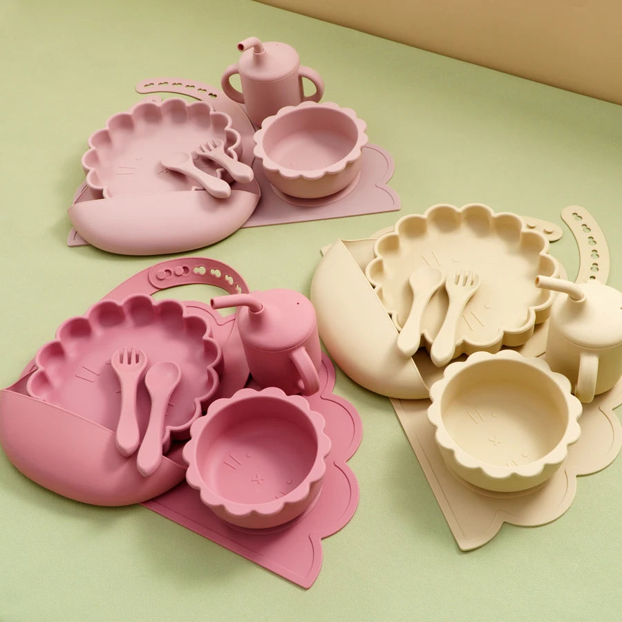 Kidslands® - Set Repas Bébé 7 pièces en Silicone – sans BPA - Set de table, Bol, Assiette, Cuillère, Fourchette, Gobelet & Bavoir Ajustable