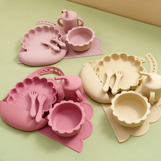 Kidslands® - Set Repas Bébé 7 pièces en Silicone – sans BPA - Set de table, Bol, Assiette, Cuillère, Fourchette, Gobelet & Bavoir Ajustable